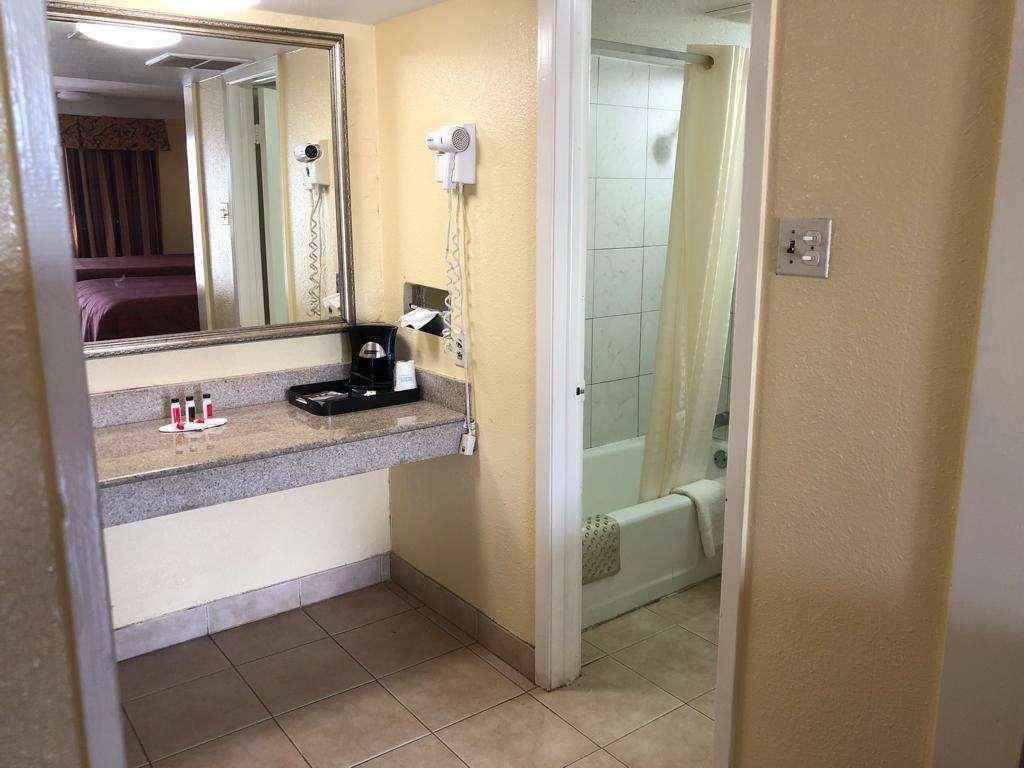 Days Inn By Wyndham Gainesville Εξωτερικό φωτογραφία