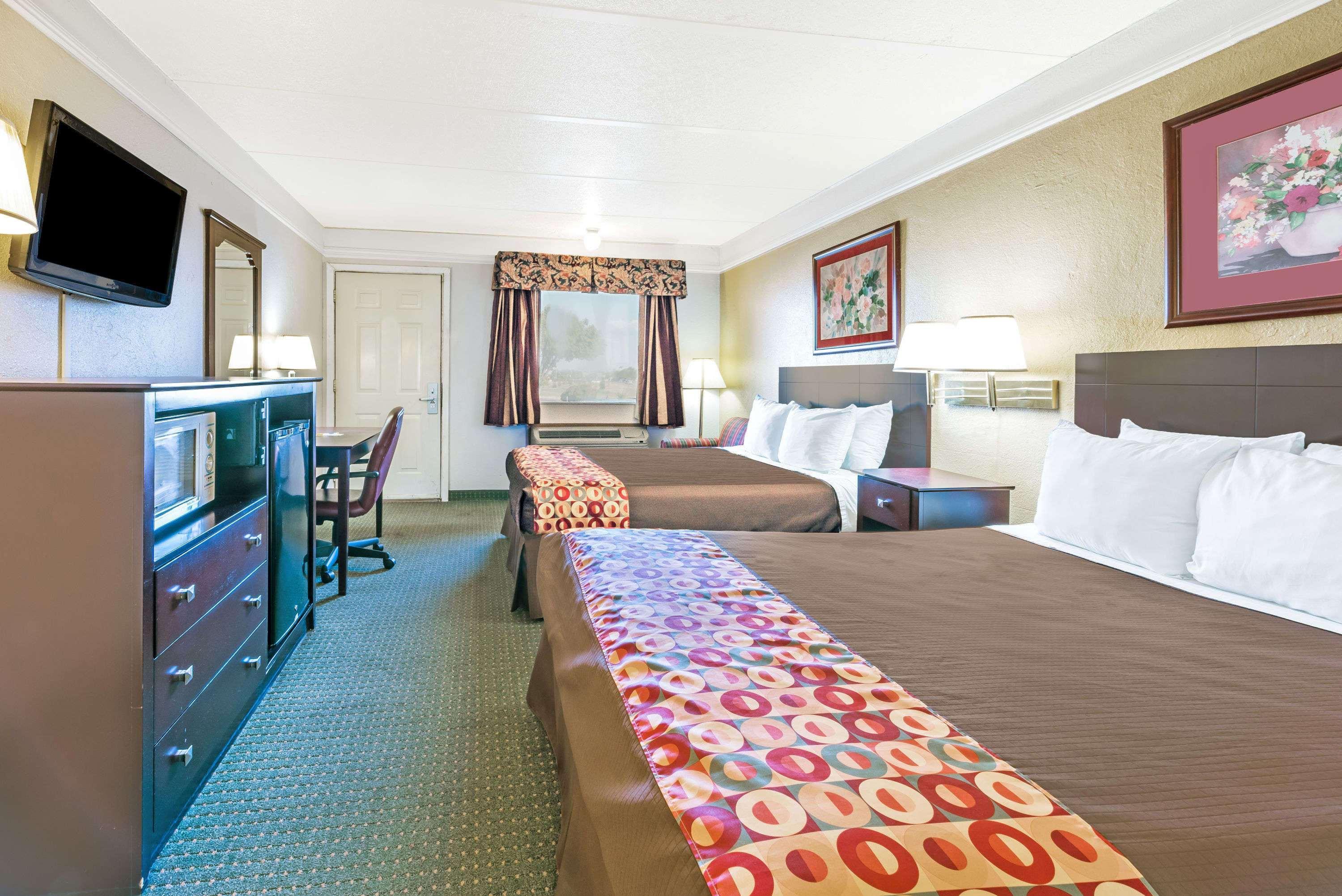Days Inn By Wyndham Gainesville Εξωτερικό φωτογραφία