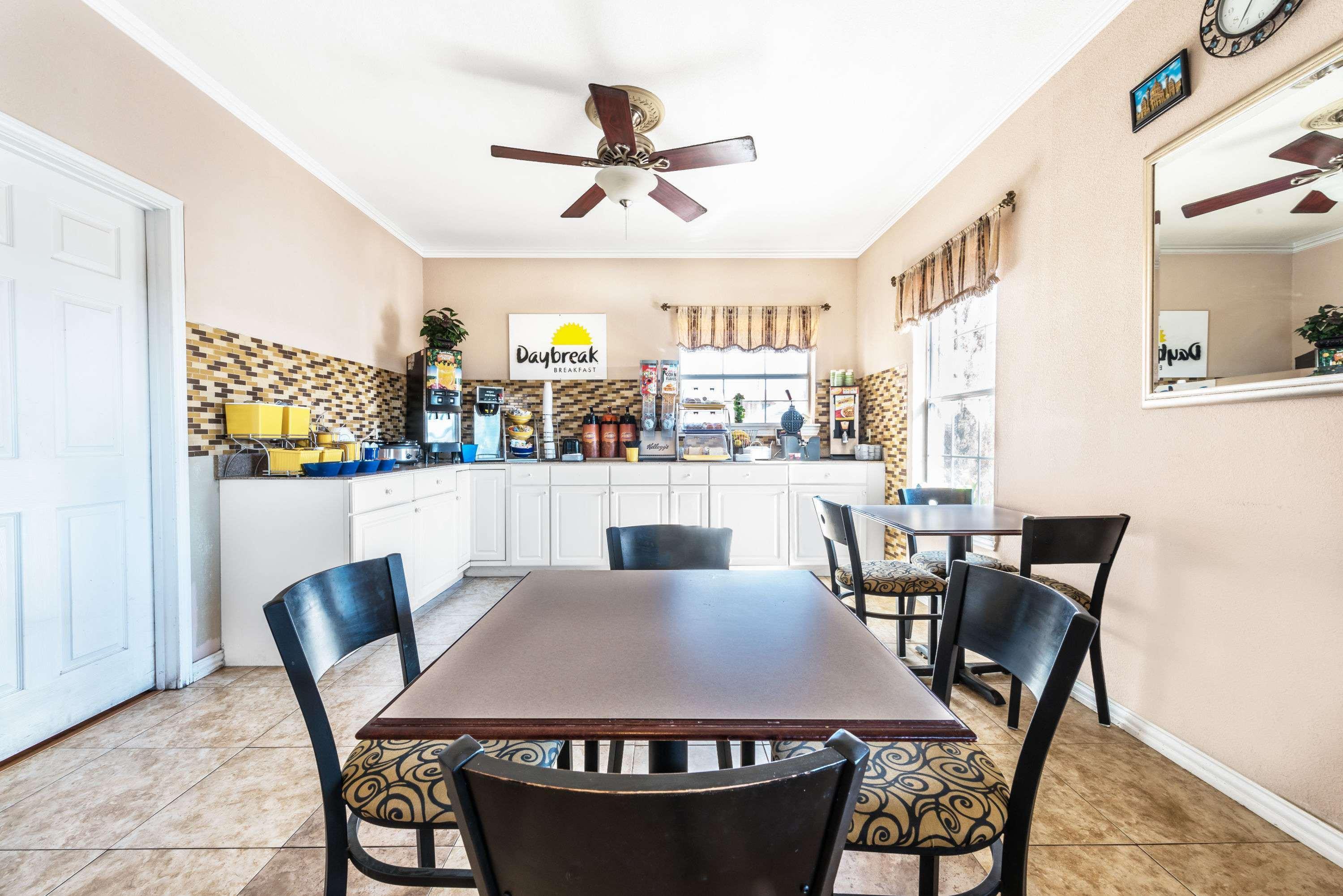 Days Inn By Wyndham Gainesville Εξωτερικό φωτογραφία