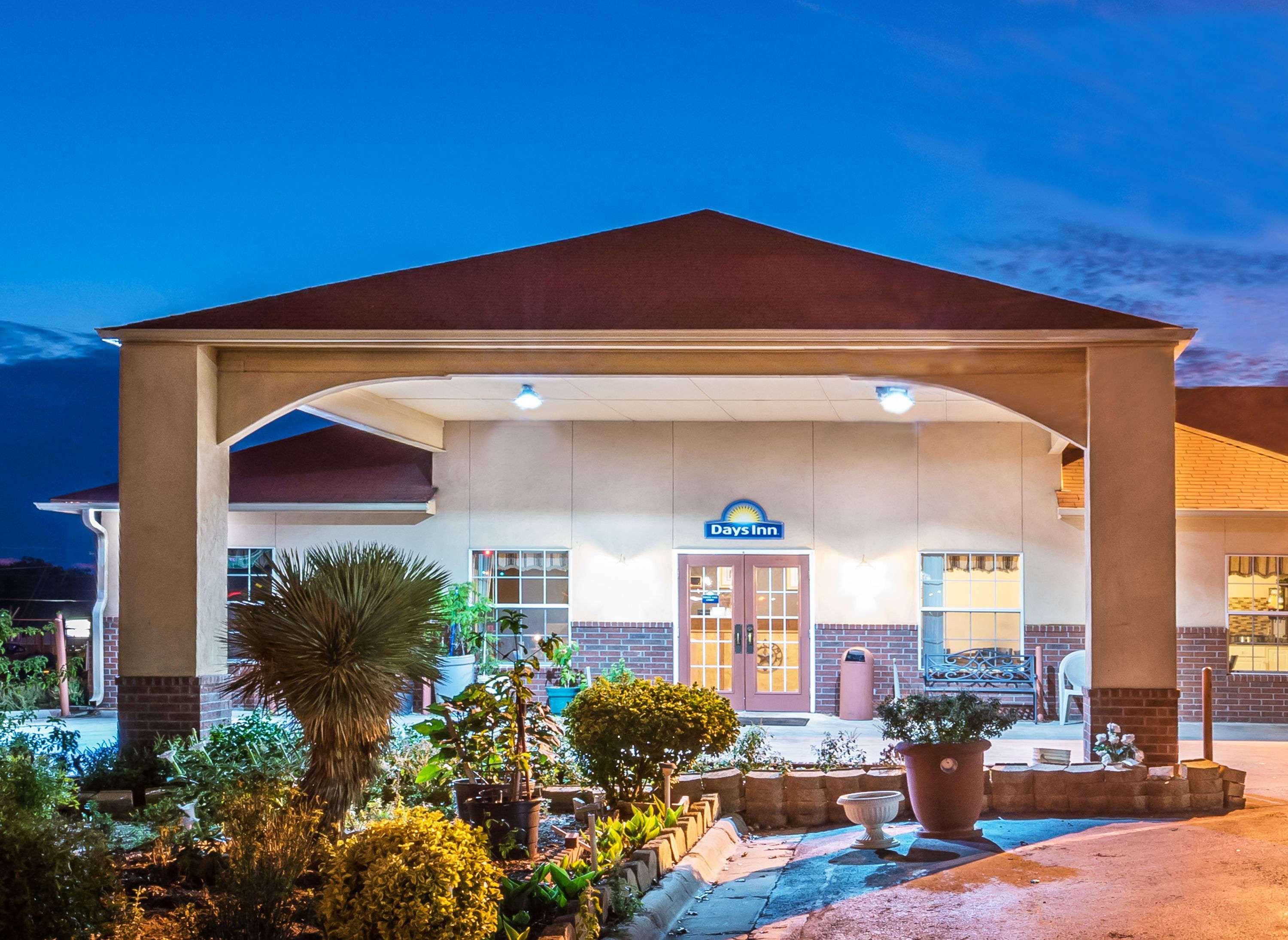 Days Inn By Wyndham Gainesville Εξωτερικό φωτογραφία