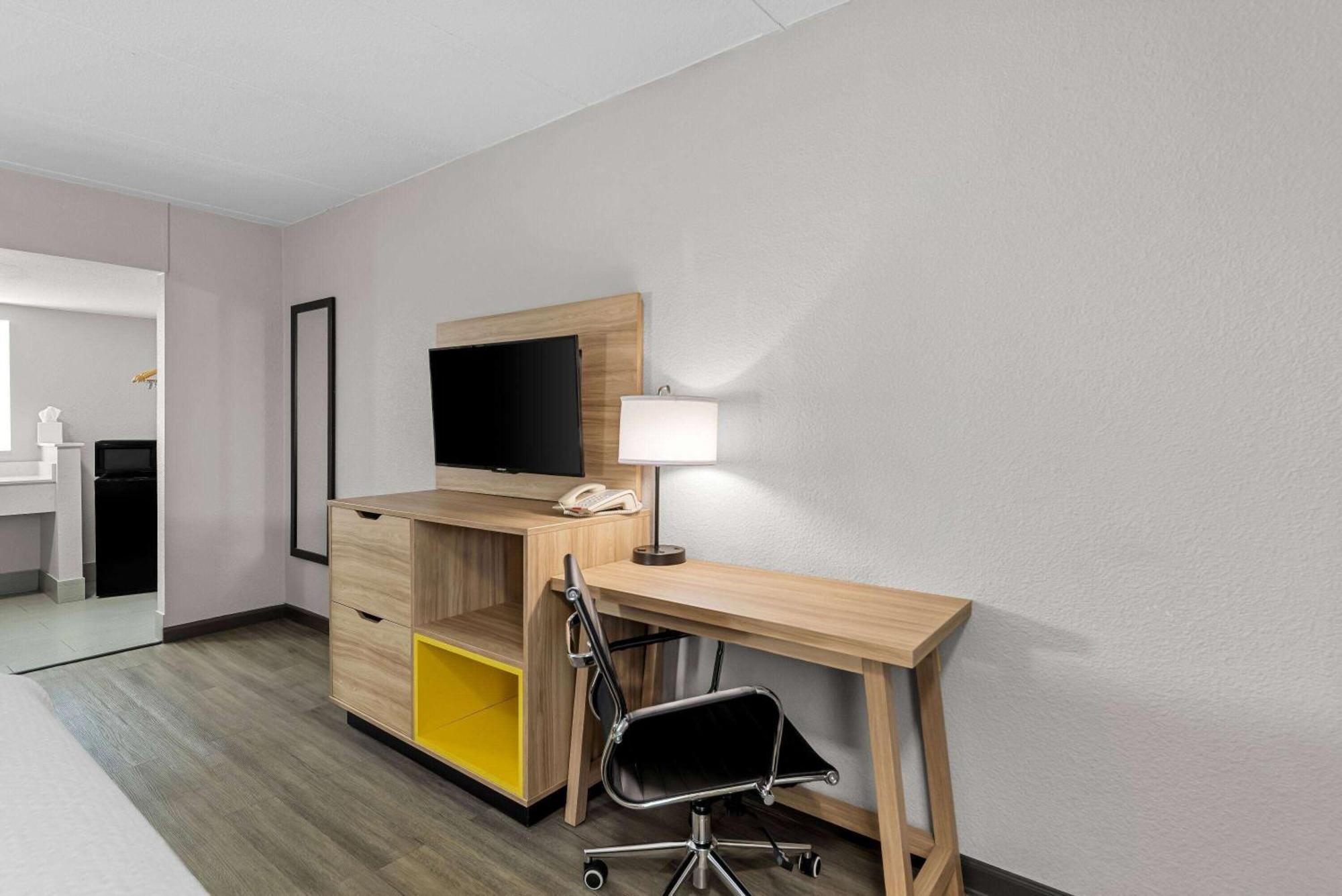 Days Inn By Wyndham Gainesville Εξωτερικό φωτογραφία