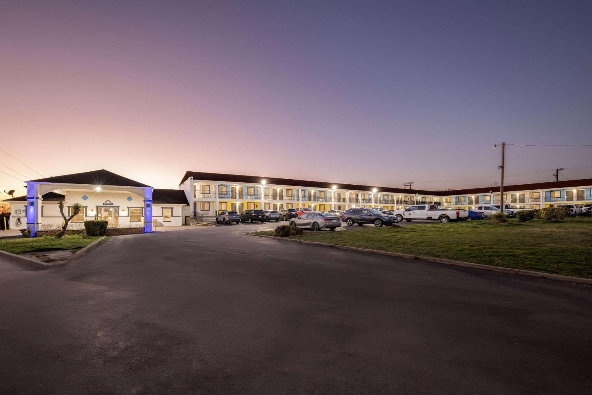 Days Inn By Wyndham Gainesville Εξωτερικό φωτογραφία