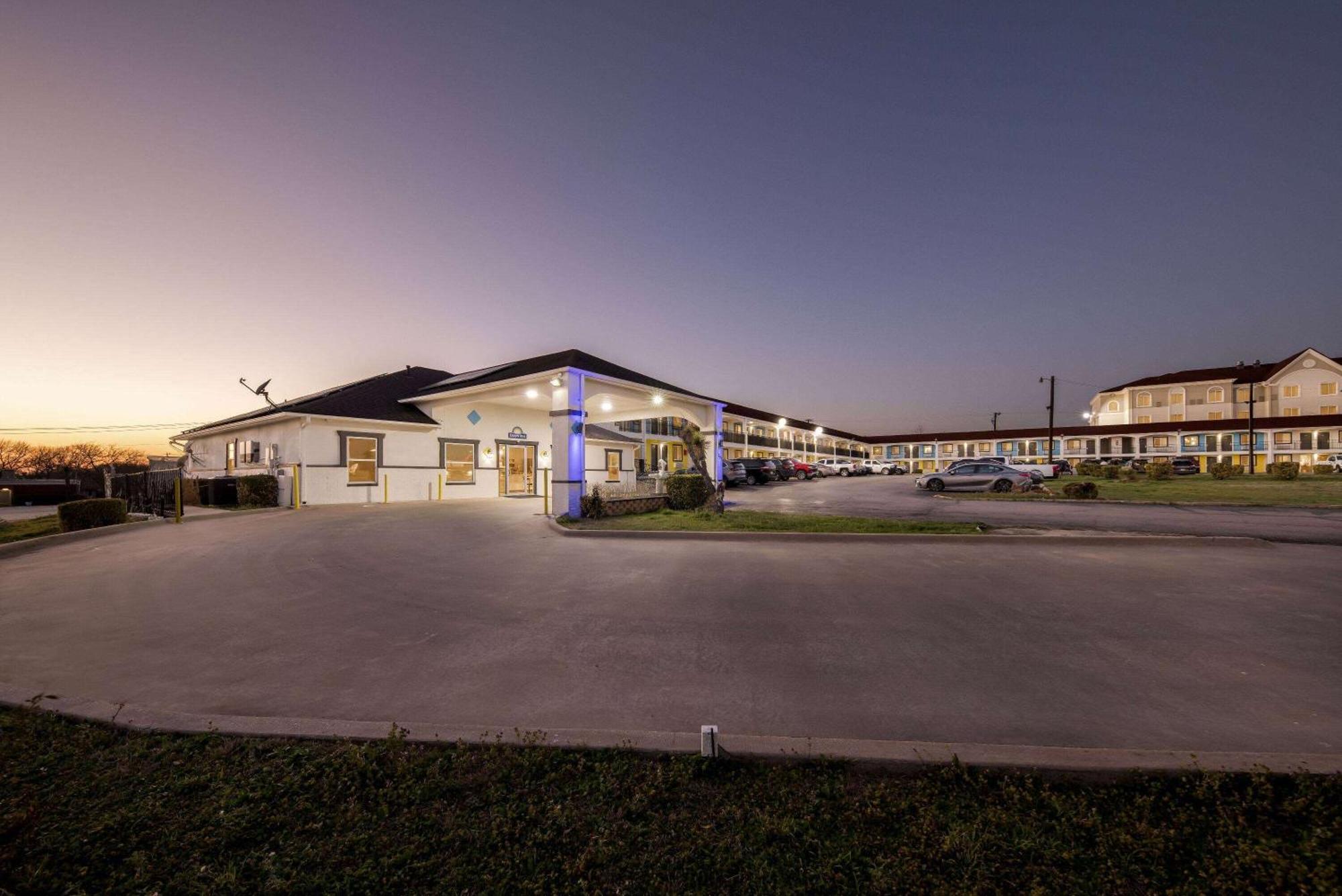 Days Inn By Wyndham Gainesville Εξωτερικό φωτογραφία