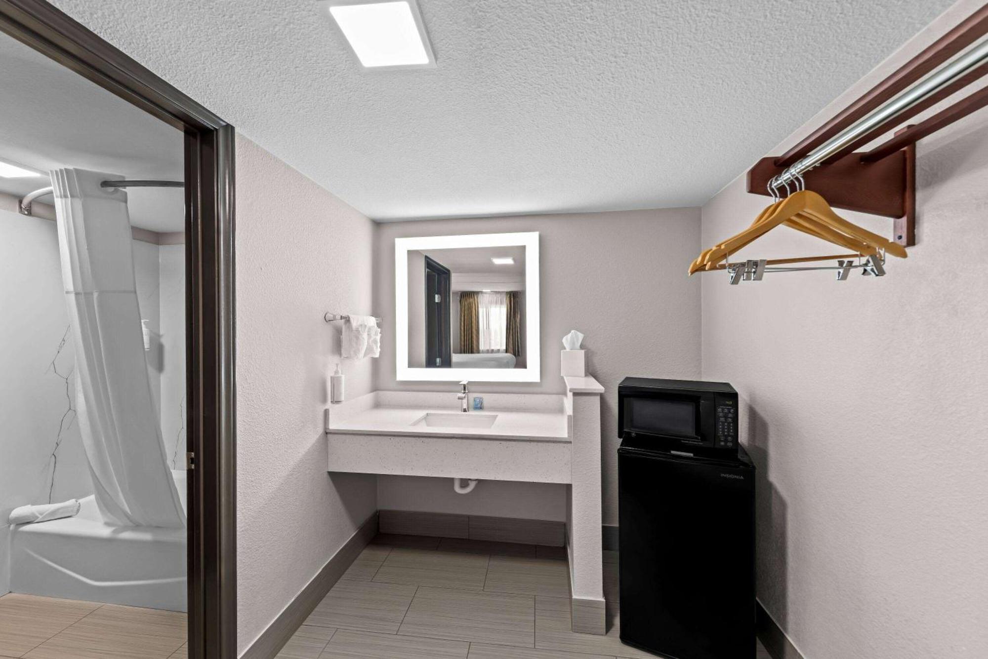 Days Inn By Wyndham Gainesville Εξωτερικό φωτογραφία
