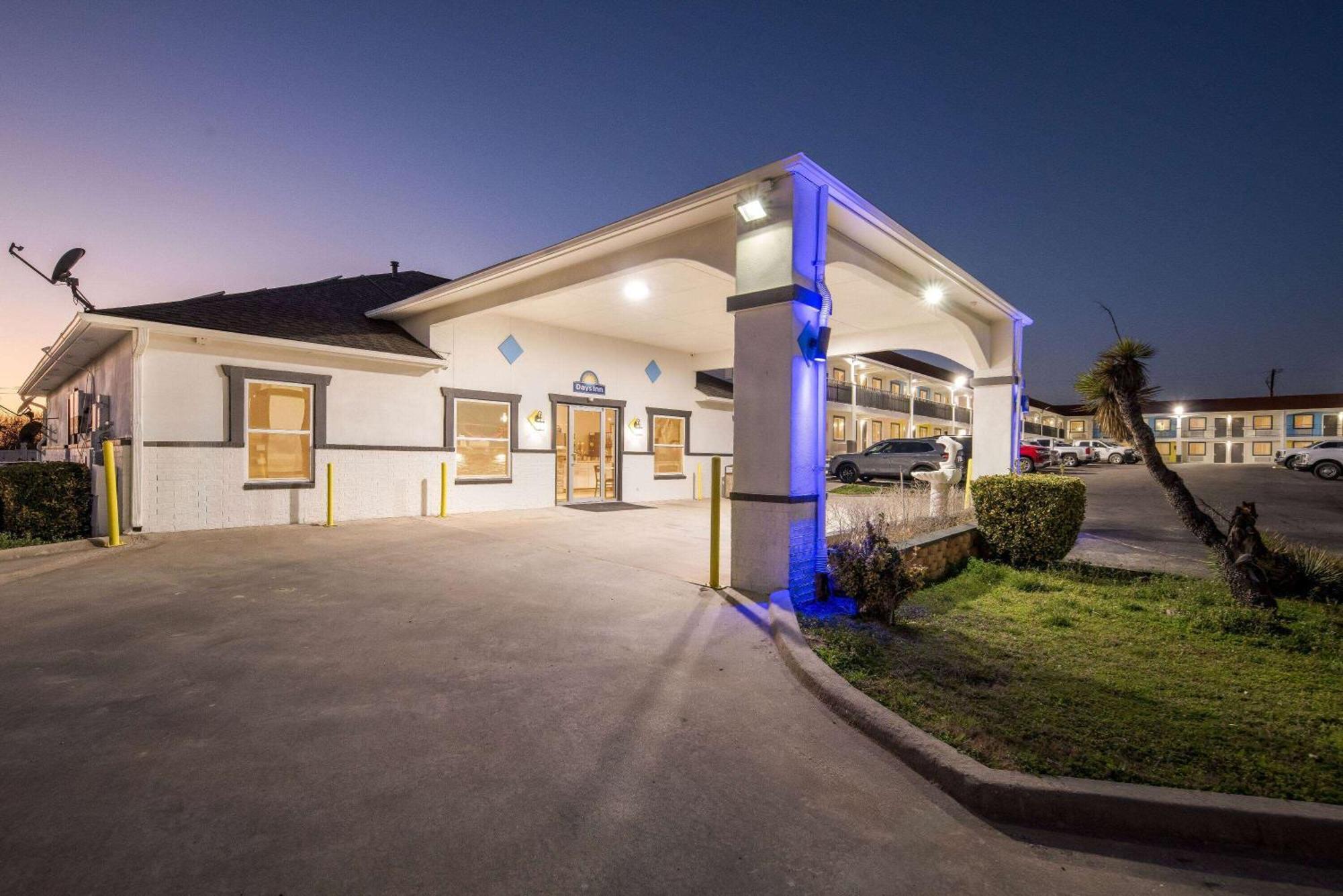 Days Inn By Wyndham Gainesville Εξωτερικό φωτογραφία